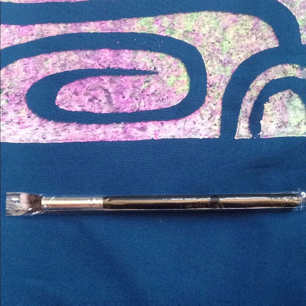 Host Pick! Slanted makeup brush NWT